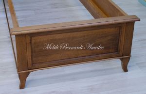 Letto singolo in stile classico realizzato artigianalmente in legno massello